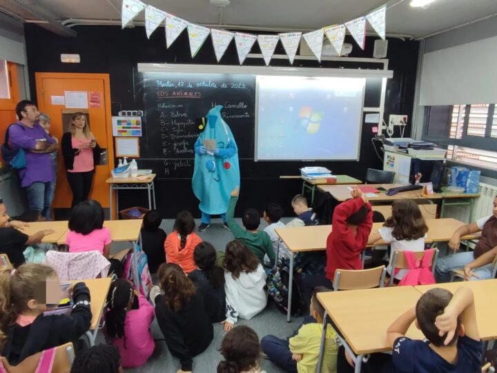 La gota Antònia, presentant el joc a un grup d'alumnes La gota Antònia, presentant el joc a un grup d'alumnes